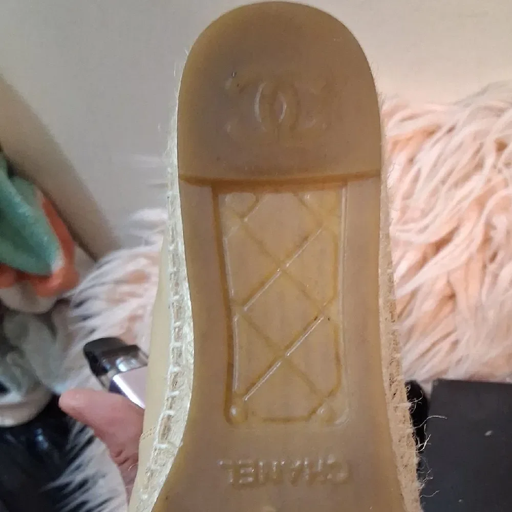 NEW CHANEL Tan and Black Lambskin Espadrilles Size 39 - Picture 6 of 12